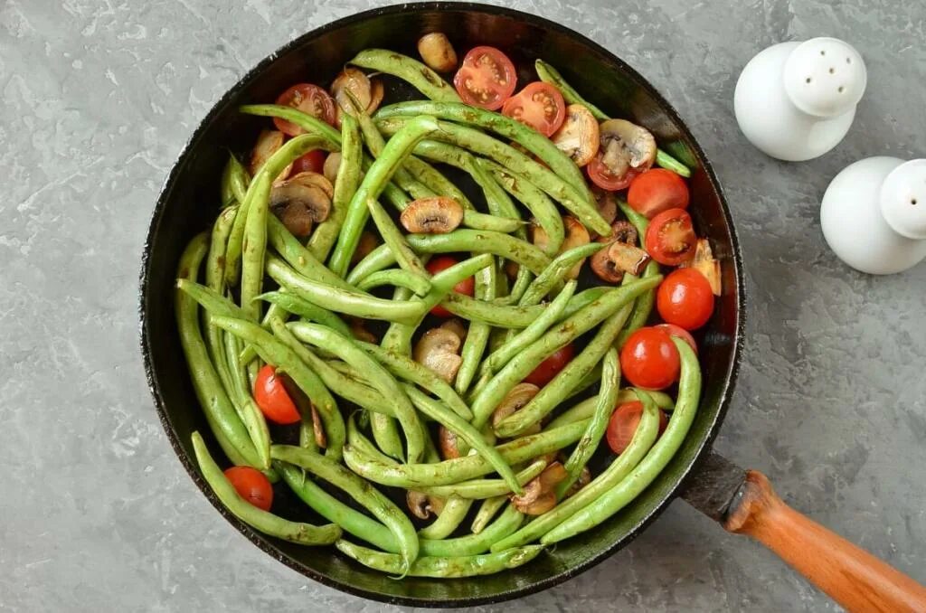 Фасоль спаржевая как приготовить вкусно на сковороде. Стручковая фасоль с грибами на сковороде. фасоль стручковая с помидорами черри. шампиньоны со стручковой фасолью. стручки фасоли с помидорами.