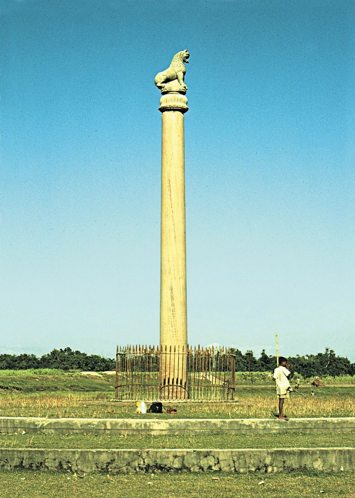 Колонна великой армии на вандомской площади. Вандомская колонна в париже. Стеллы в германии. Колонна со. Колонна победы памятники берлина.