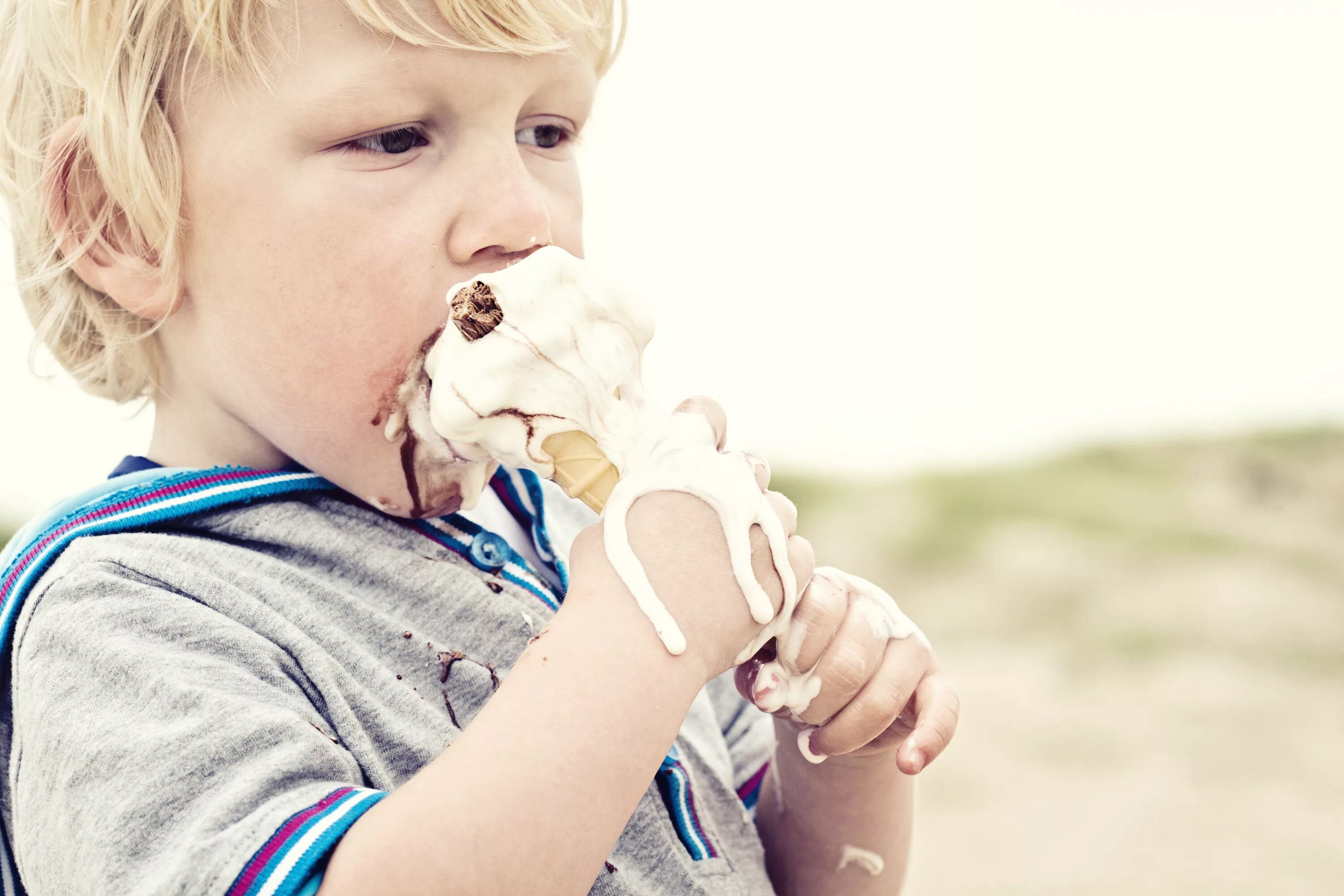 Мороженое при простуде. Мороженое для детей. Мальчик с мороженым. Ребенок с мороженым. Мальчик ест мороженое.