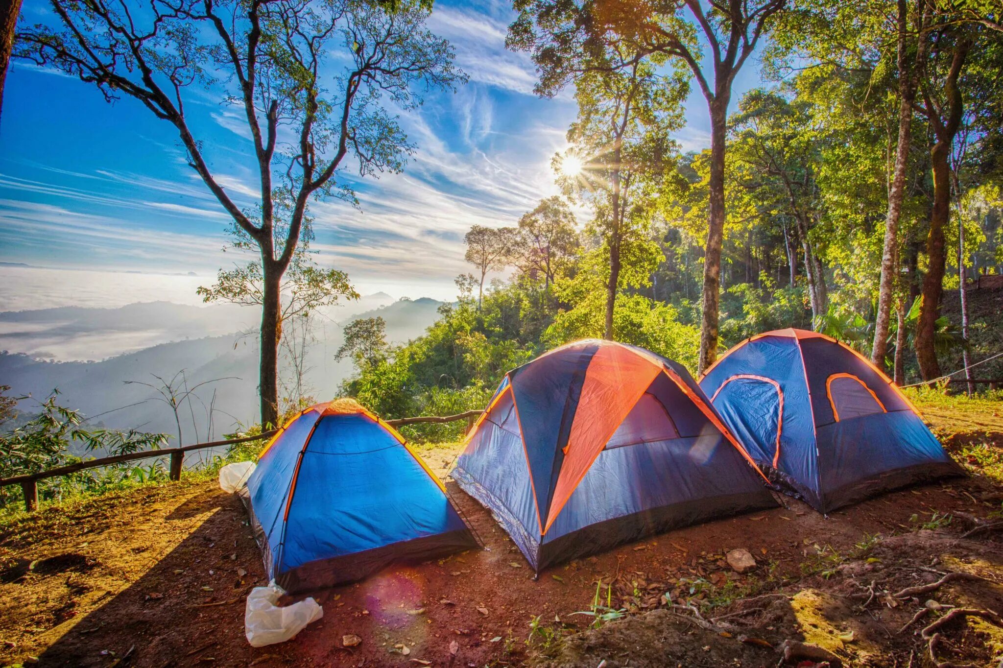 Camp go camping перевод. Палатка Ronin Camp. Палатка на природе. Туристическая палатка на природе. Палаточный кемпинг.