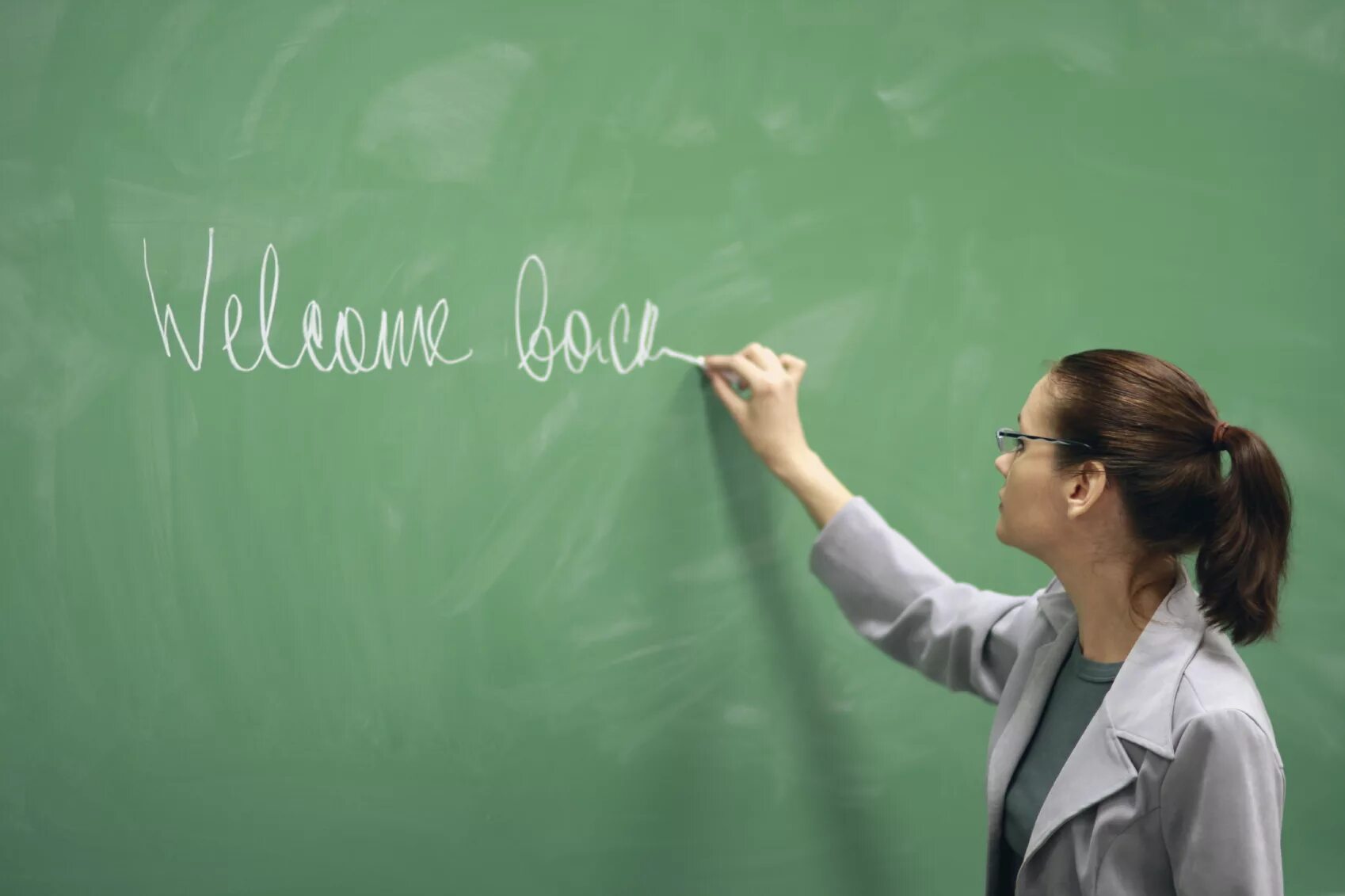 What is the teacher doing. Учитель у доски. Учитель у доски спиной. Учитель у доски референс. Учитель пишет на доске.