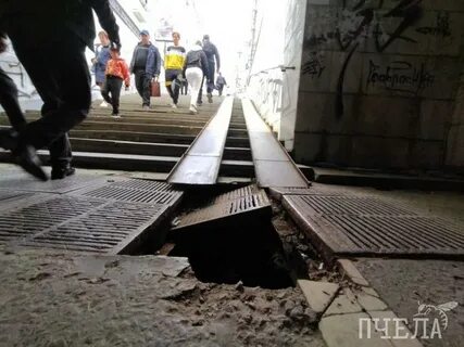 Девочка которая упала в подземный переход видео