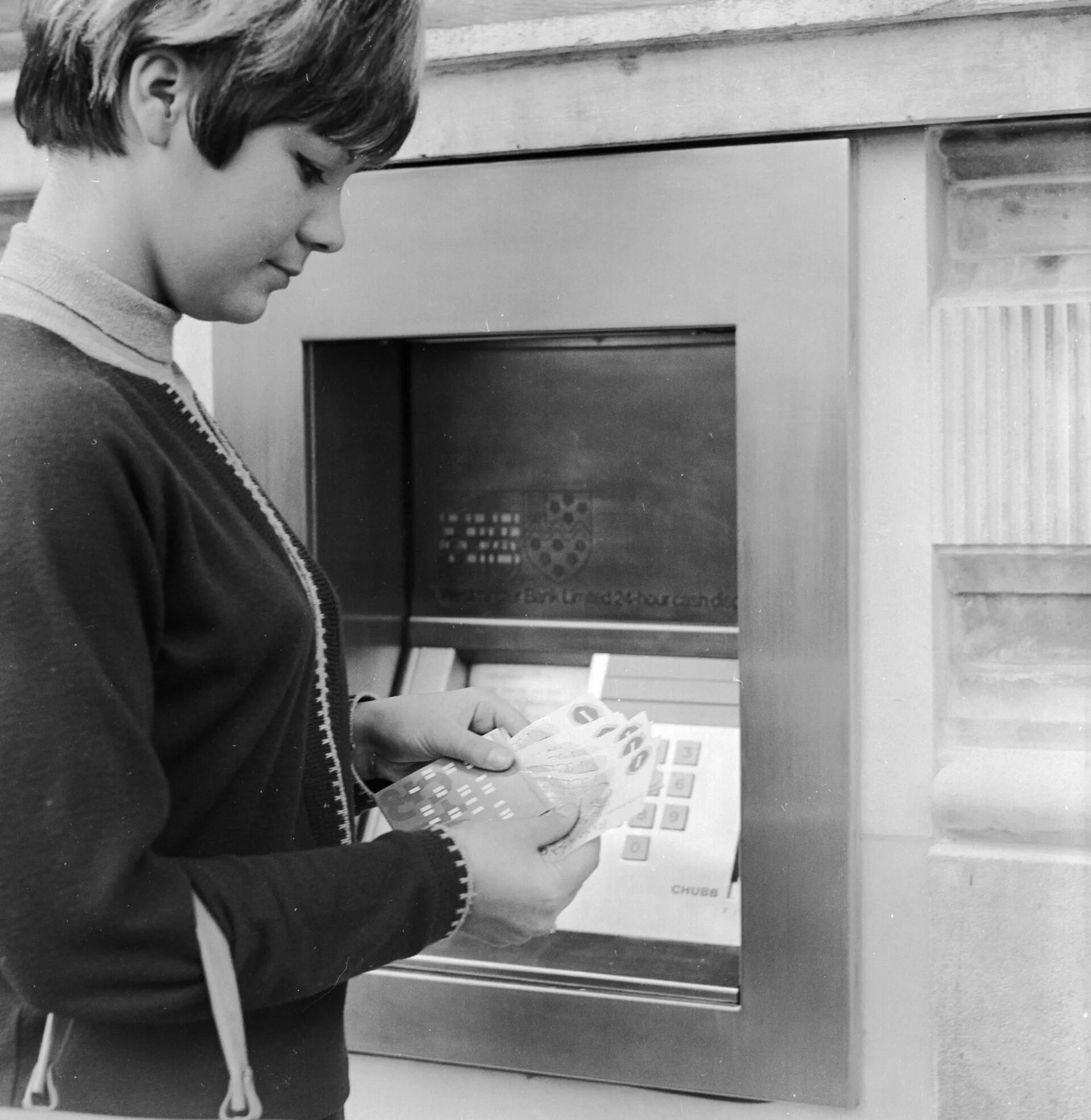 First atm. Первый в мире Банкомат 1967. Первый Банкомат 1967 год. Шепард-Баррон Банкомат. Первый Банкомат 1939.