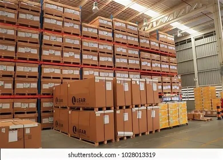 Человек на складе. Эф логистик. Parcel arrive at warehouse. Человек в коробке. Parcel arrive at warehouse.
