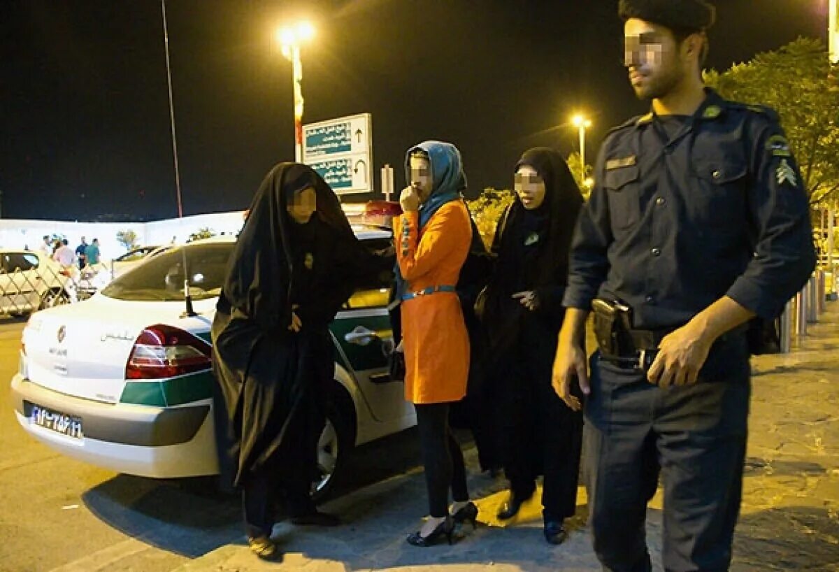 Опасно ли в иране. Полиция нравов Иран. Полиция нравов в Тегеране. Иран полиция нравов форма. Одежда иранская полиция.