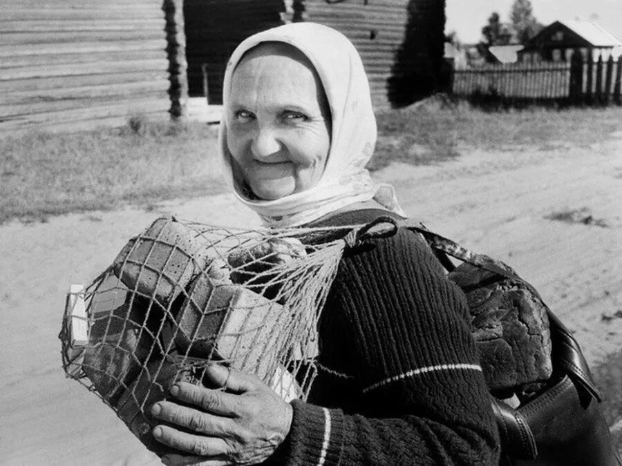 Жизнь в деревнях ссср. Советские Деревенские бабушки. Советские люди в деревне. Советские женщины в деревне. Бабушка с советским.