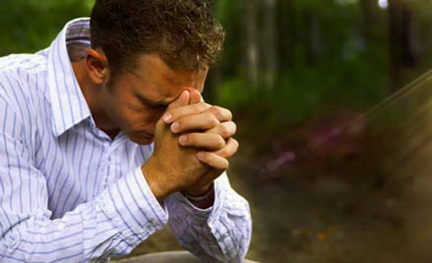 Человек молится. Человек молится Богу. Молодой человек молится. Мужчина молится Богу.