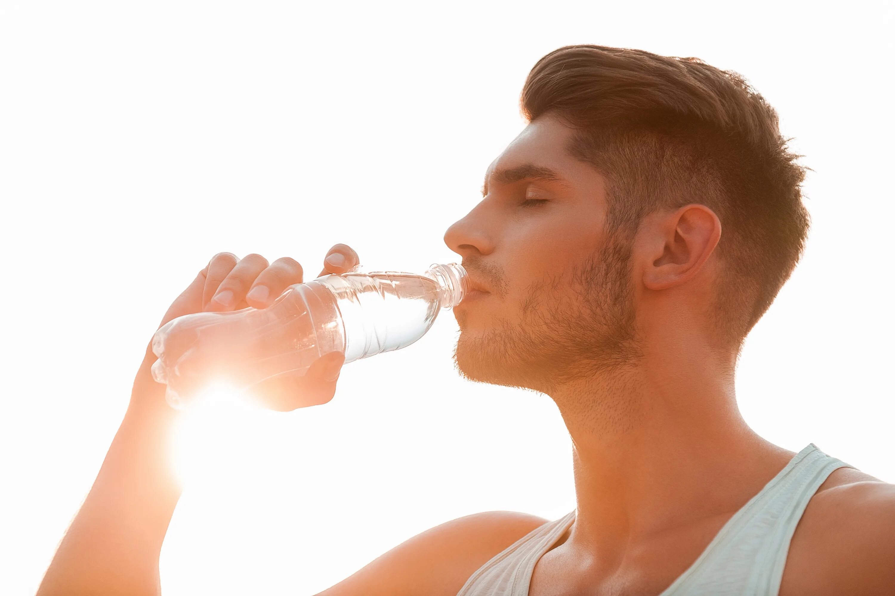 Drinking during. Мужчина пьет воду. Парень пьет воду. Мужчина пьет воду из стакана. Мужчина пьет воду из бутылки.