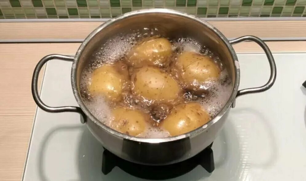 Отваривая картофель клубни опускаются в уже кипящую. Картошка в кастрюле. Картофель варится. Вареная картошка в кастрюле. Отварить картофель.