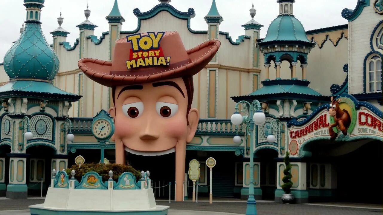 Диснейленд история. Парк Юниверсал Студиос Голливуд Toy story Aloha. Диснейленд Париж история игрушек. Диснейленд аттракцион Toy story Mania!. Дисней Студиос парк Париж.