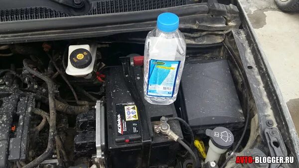 Можно ли греть аккумулятор в воде. Доливка воды в agm аккумулятор. аккумулятор volkswagen доливка воды. вода для аккумулятора автомобиля. доливка воды в аккумулятор автомобиля.