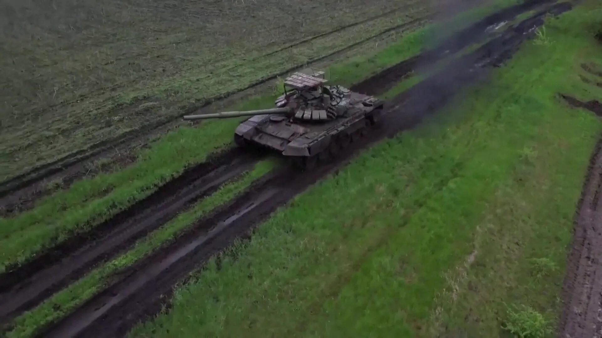 Танк разгромил колонну ВСУ. Российская армия уничтожила танк Leopard. Одинокий танк. Уничтожены два танка на границе России. Видео танка против 8