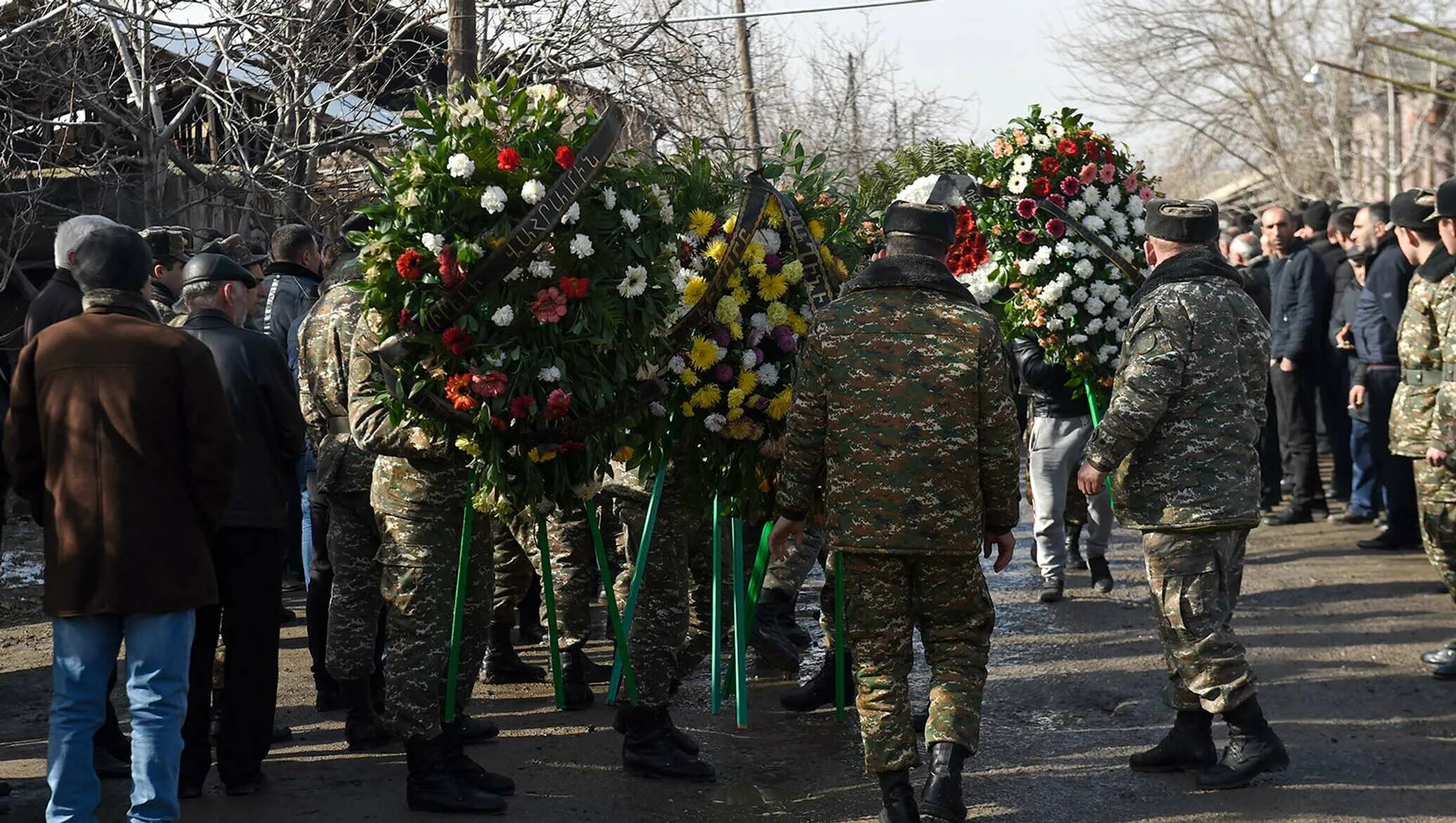 Родственники погибших солдат. Похороны военнослужащего.