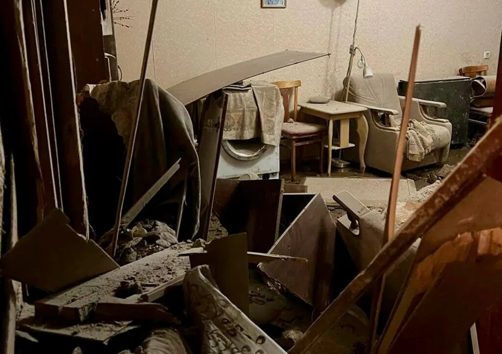 Бомбили белгород 2024. Фото квартиры. Разрушенное здание. Последствия взрыва в Белгороде.