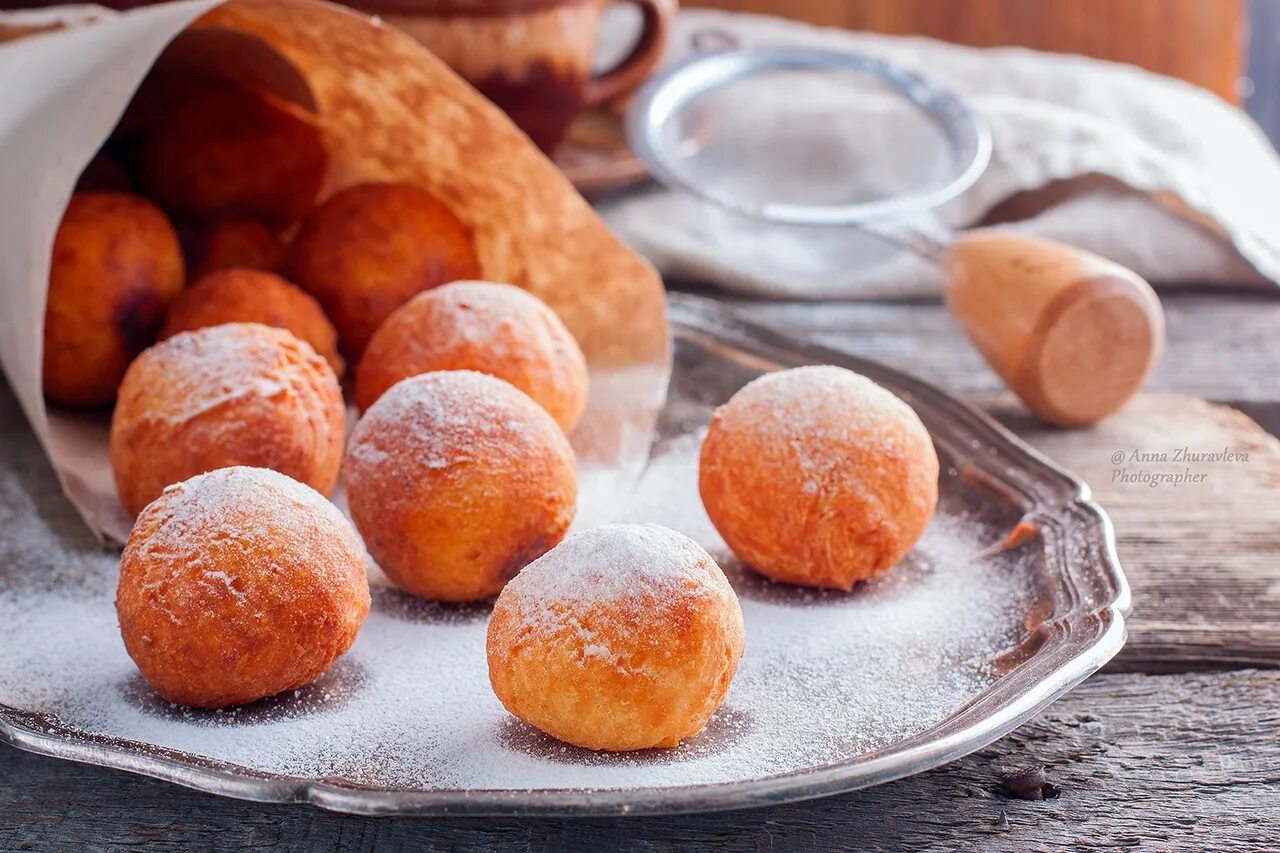 Творожные пончики. Пончики из домашнего творога. Пончики с сахарной пудрой. Пончики из домашнего творога. Творожные пончики на скорую руку.