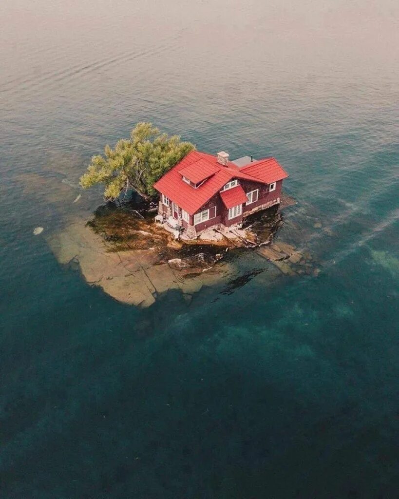 Остров just Room enough Island. Река Святого Лаврентия Обитаемый остров. Дом на острове. Домик у моря. Маленький остров страны