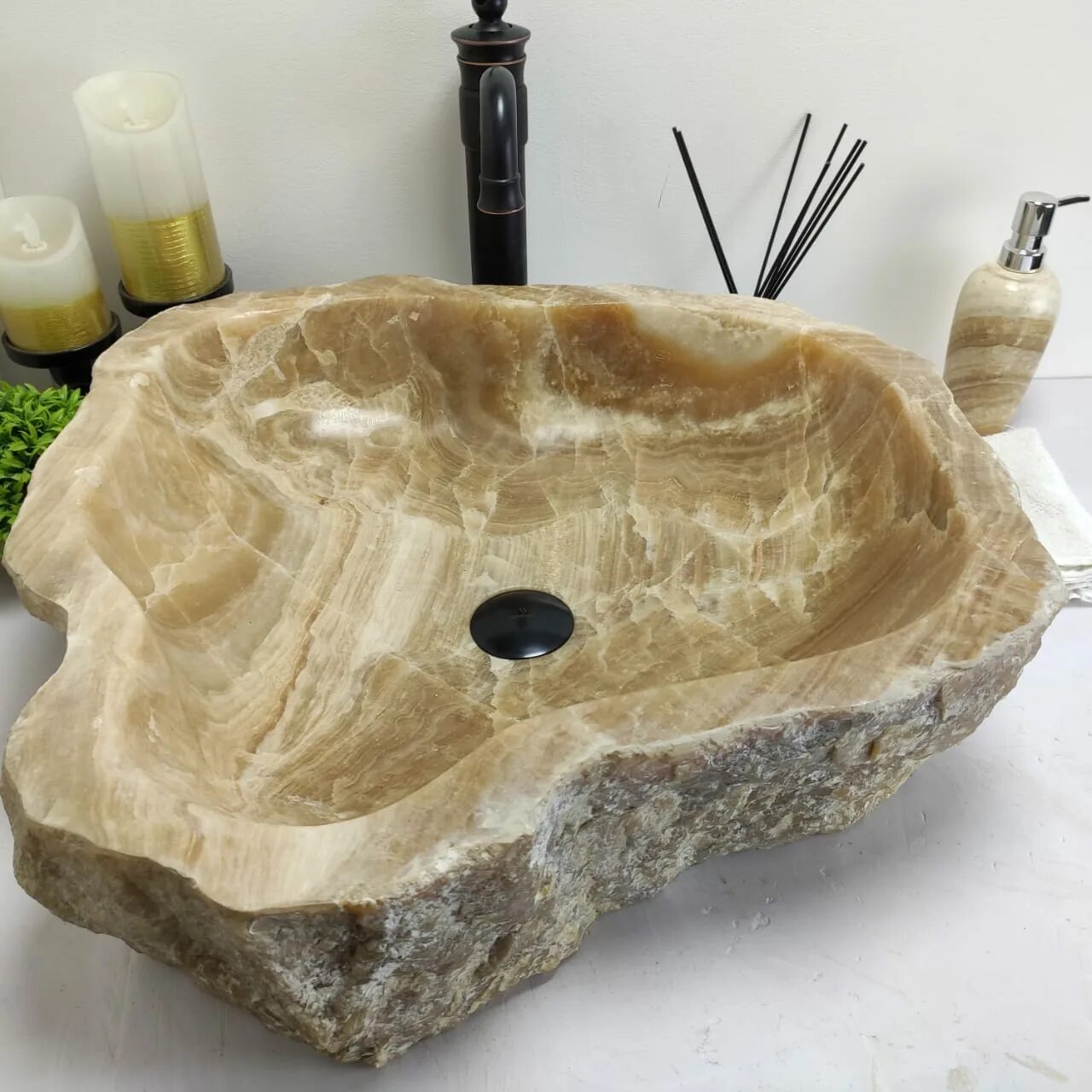 Раковина 41 см natural stone erozy sunset. Раковина из зеленого оникса. Раковина оникс. Умывальник оникс. Раковина из оникса в интерьере.