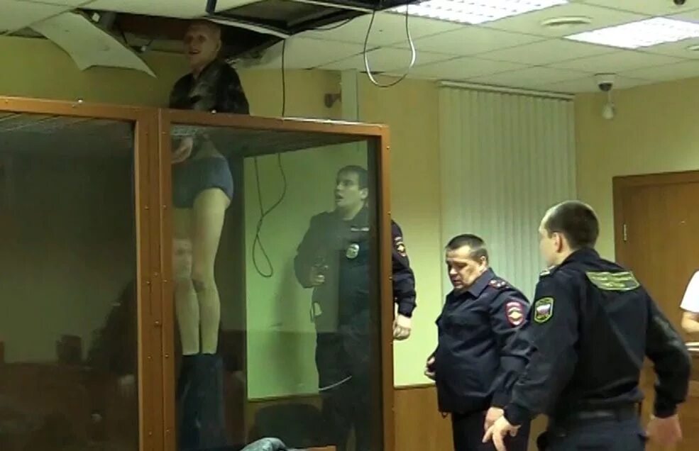 Преступник пытается. Побег подсудимого из зала суда. побег из зала суда. преступник в зале суда. парень в зале суда.