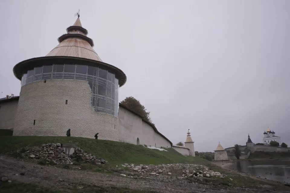 Псковский кром ворота. Варламовская башня в пскове. Псков отреставрированная башня. Псков реставрация. Псков кремль башня реставрация.