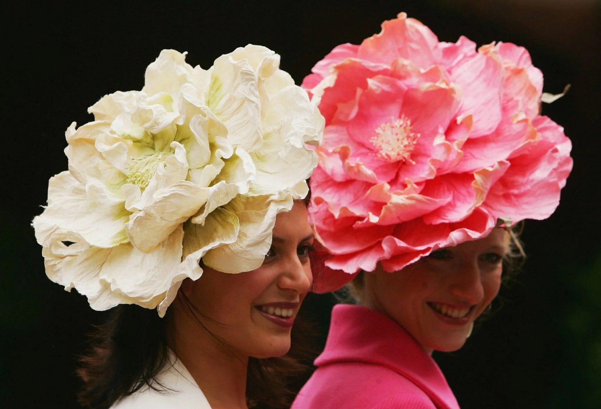 Royal ascot hats. Шляпка в виде цветка. Шляпа цветок из фоамирана. Цветы на голове. Шляпы в виде цветов.