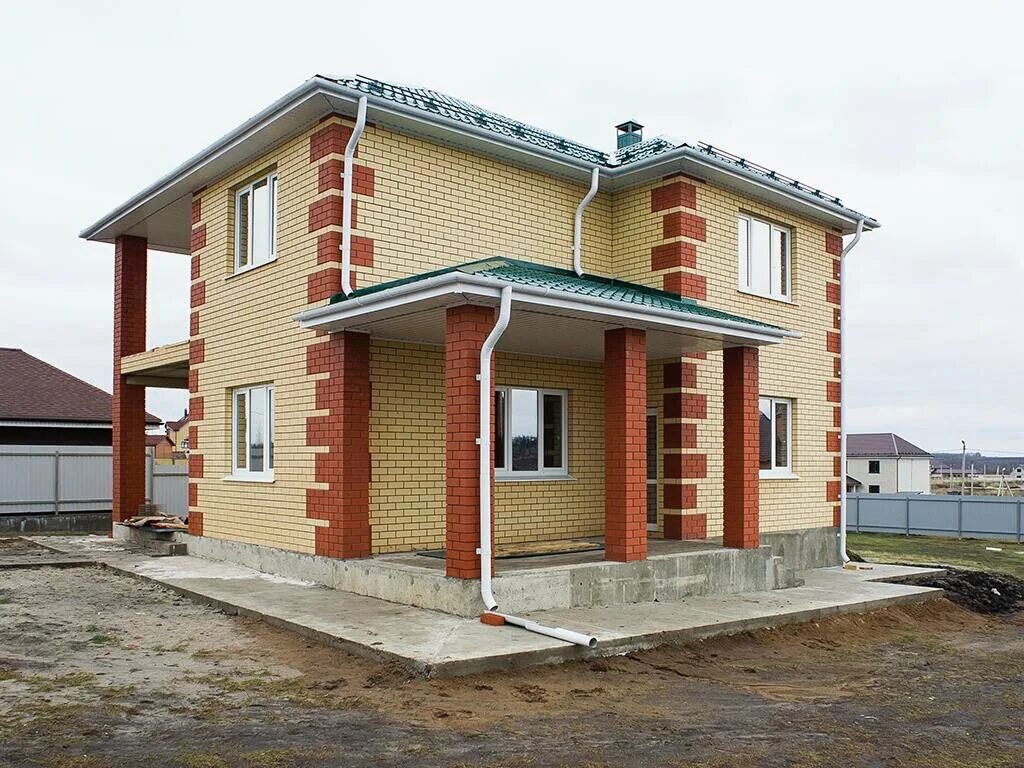 Небольшой двухэтажный дом из кирпича. Кирпичный коттедж. Красивый дом из кирпича двухэтажный. Двухэтажный дом из желтого кирпича. Красивые загородные дома.