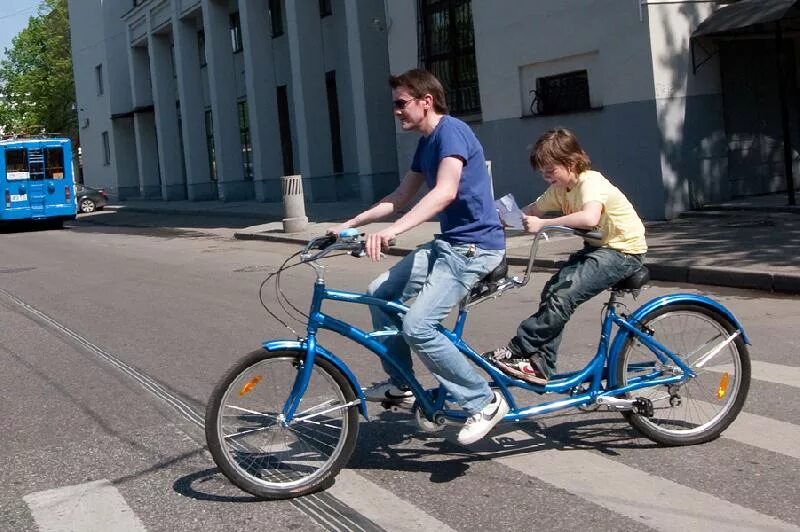 Где можно взять напрокат велосипед. Прокатный велосипед. Велосипед напрокат. Велосипед с детским местом. Взрослый велосипед с детским креслом.