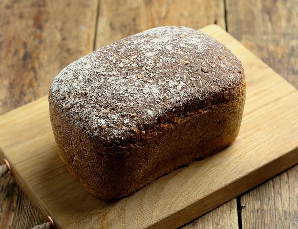 Хлеб с добавками. Черный хлеб. Бородинский хлеб. Много черного хлеба.