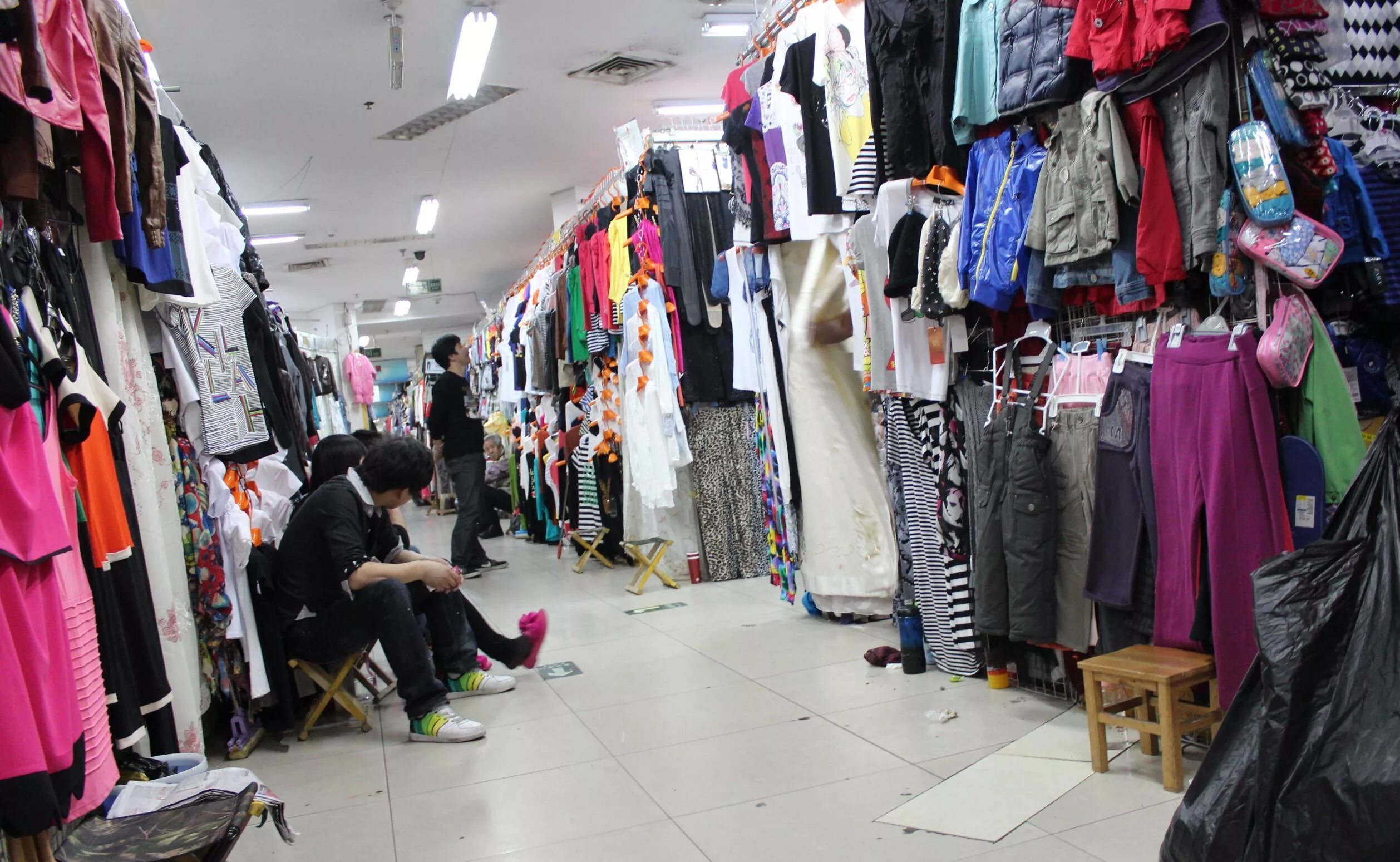 Удельный рынок одежда. Рынок одежды в санкт петербурге. Вещи с рынка. Вещевой рынок в санкт-петербурге на сенной. Юнона вещевой рынок.