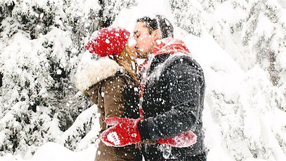 Дуэты снег. Пара зимой. Зимний поцелуй. Влюбленные зима. Поцелуй на снегу.