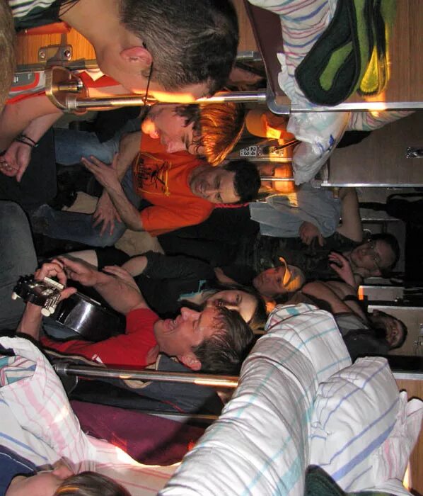 Плохой поезд. Смешные люди в поезде. Поезд человека пьяных. Поезд человека пьяных. Пьянство в поезде.