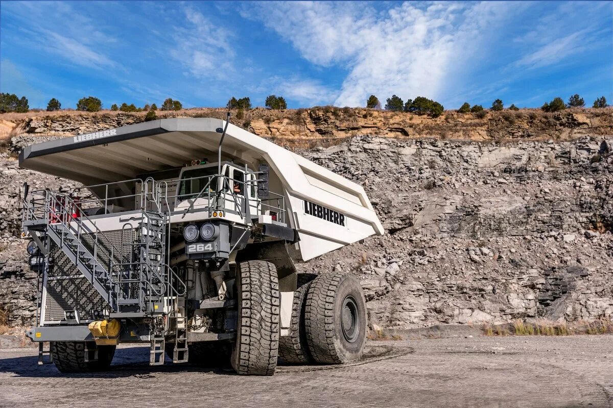 Liebherr карьерный самосвал. Cat 793f. Liebherr 9800 экскаватор. Карьерная техника. Карьерные технологии.