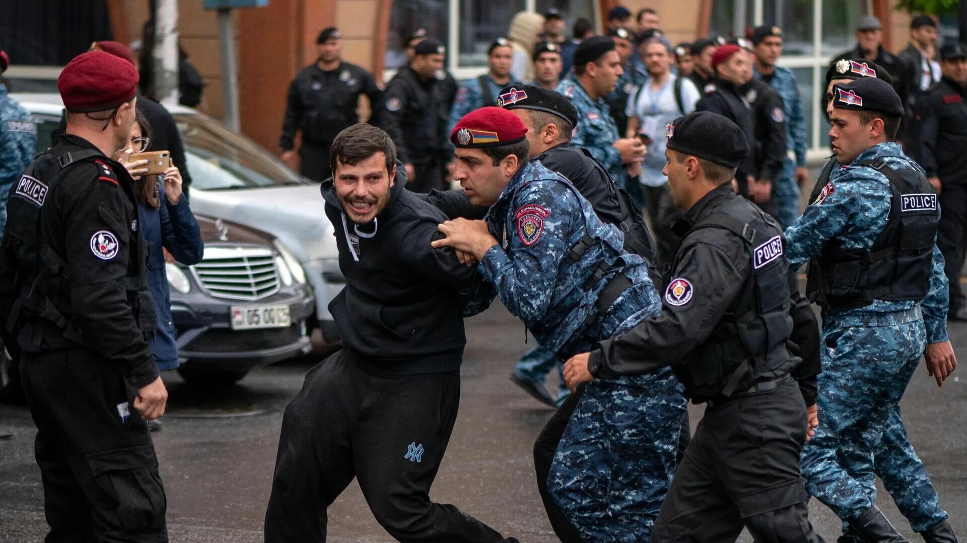 Вооруженные люди ворвались в полицию в ереване. Полиция Армении. Полиция Еревана. Synergy арест Ереван.