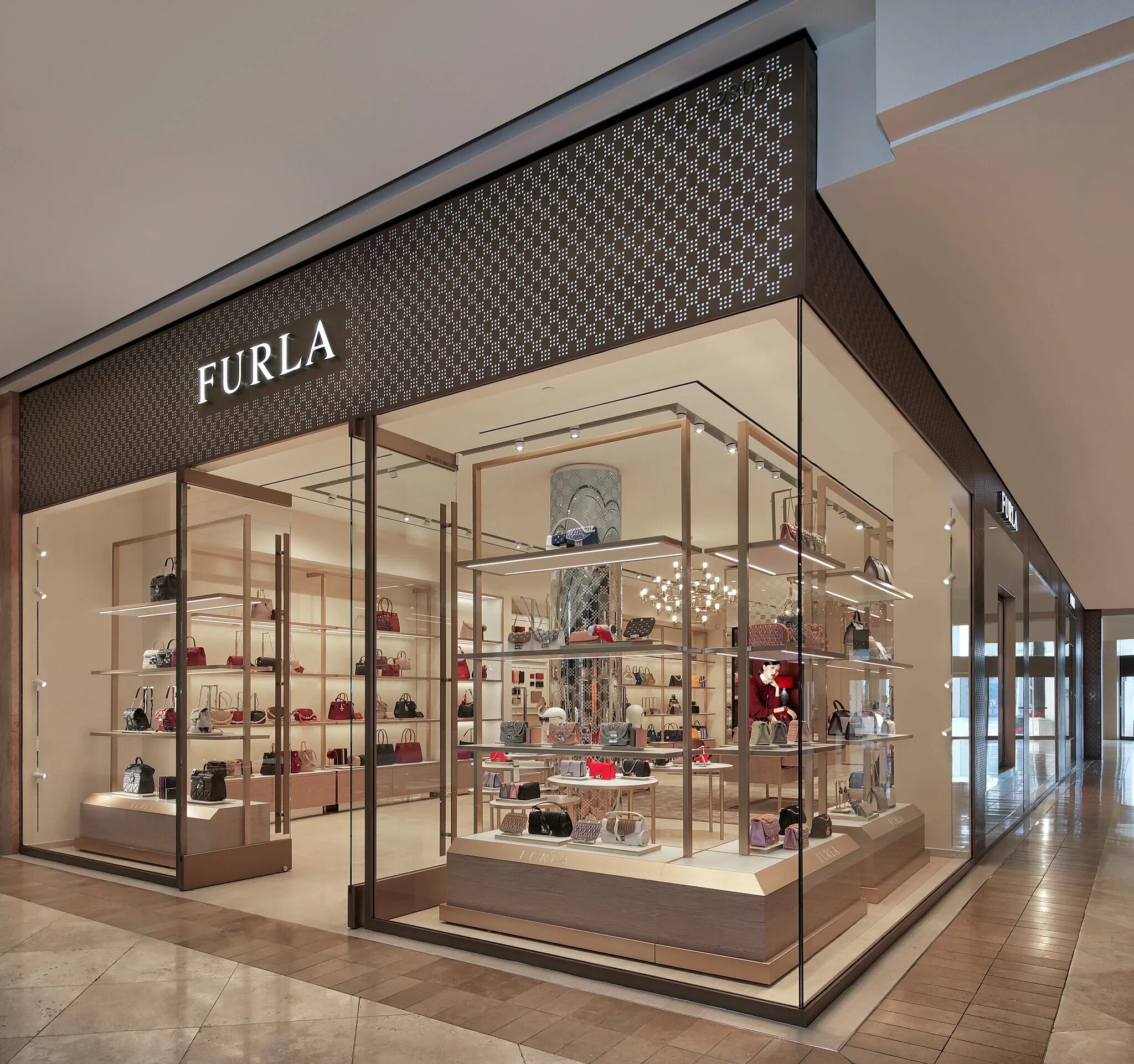 Furla. Магазин фурла в Стамбуле. Бутик Furla. Фурла витрина.