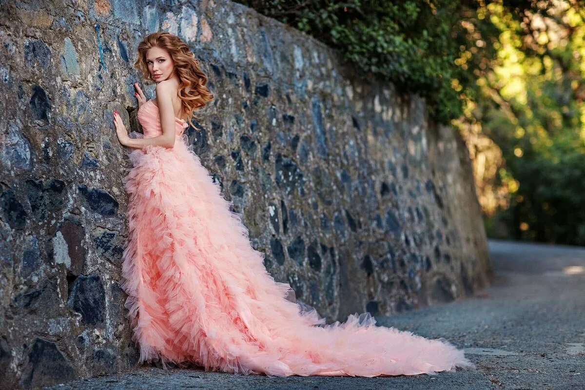 платье с длинным шлейфом. женщина в длинном красном платье. развивающееся платье. красное летящее платье. развивающееся платье.