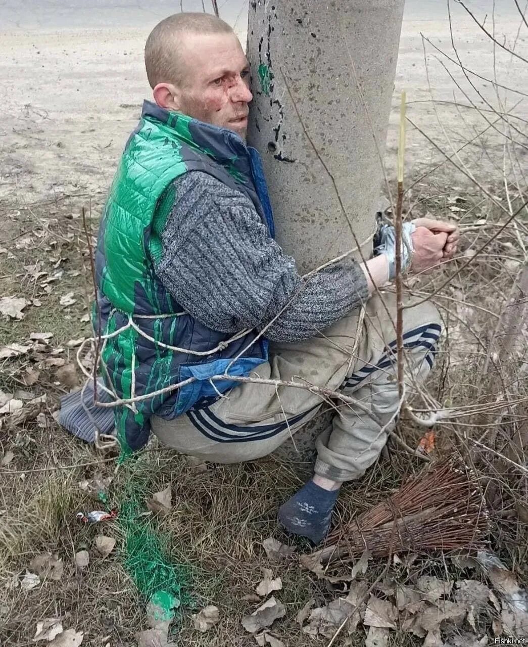 Привязанные к столбам на Украине. Мародеров привязывают к столбам на Украине. Человек привязанный к дереву. Верный привязанный к человеку