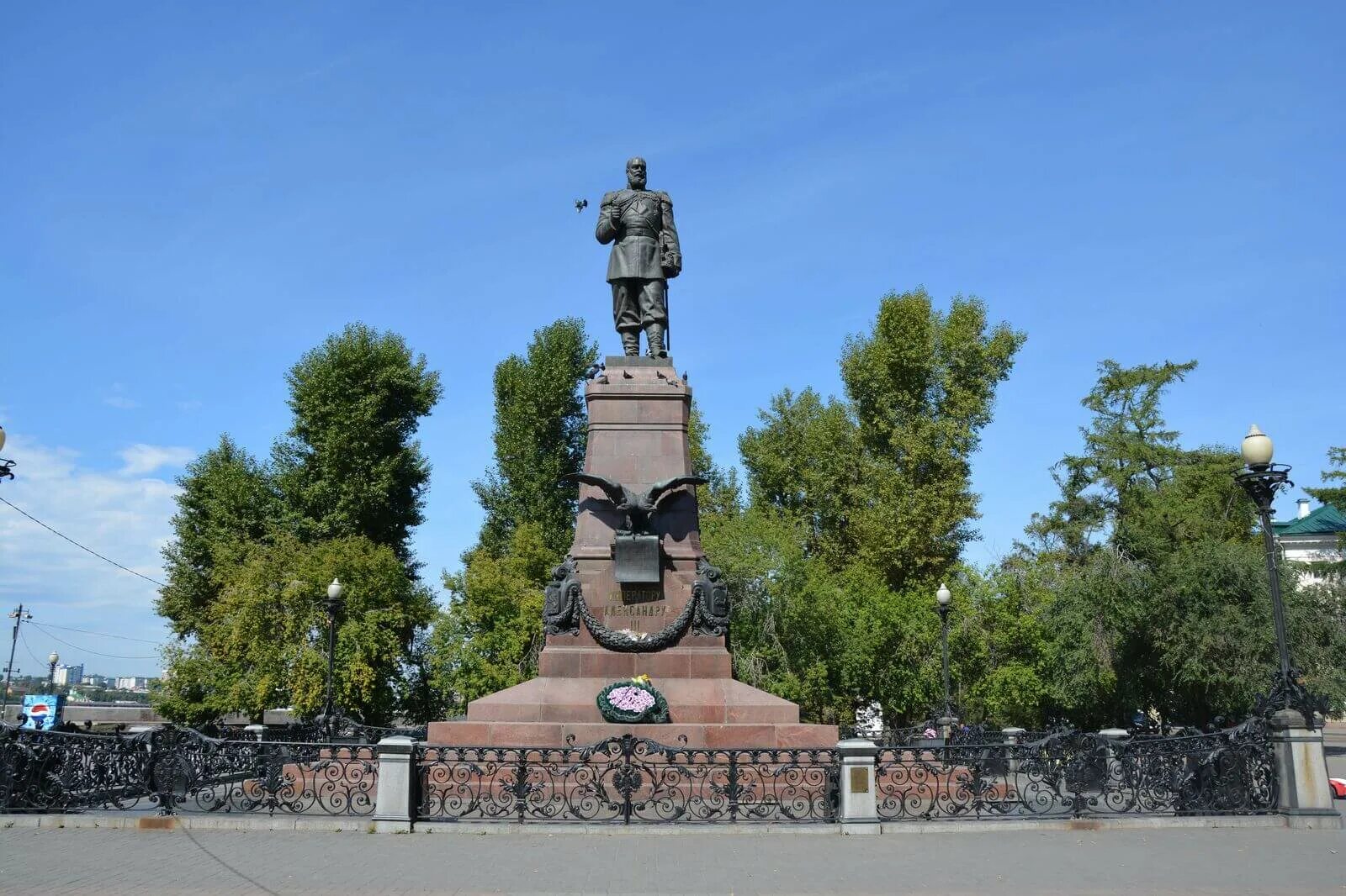 Иркутск назван в честь. Памятник Александру III (Иркутск). Памятник императору Александру III Иркутск. Памятник аоексаедру3 в Иркутске.