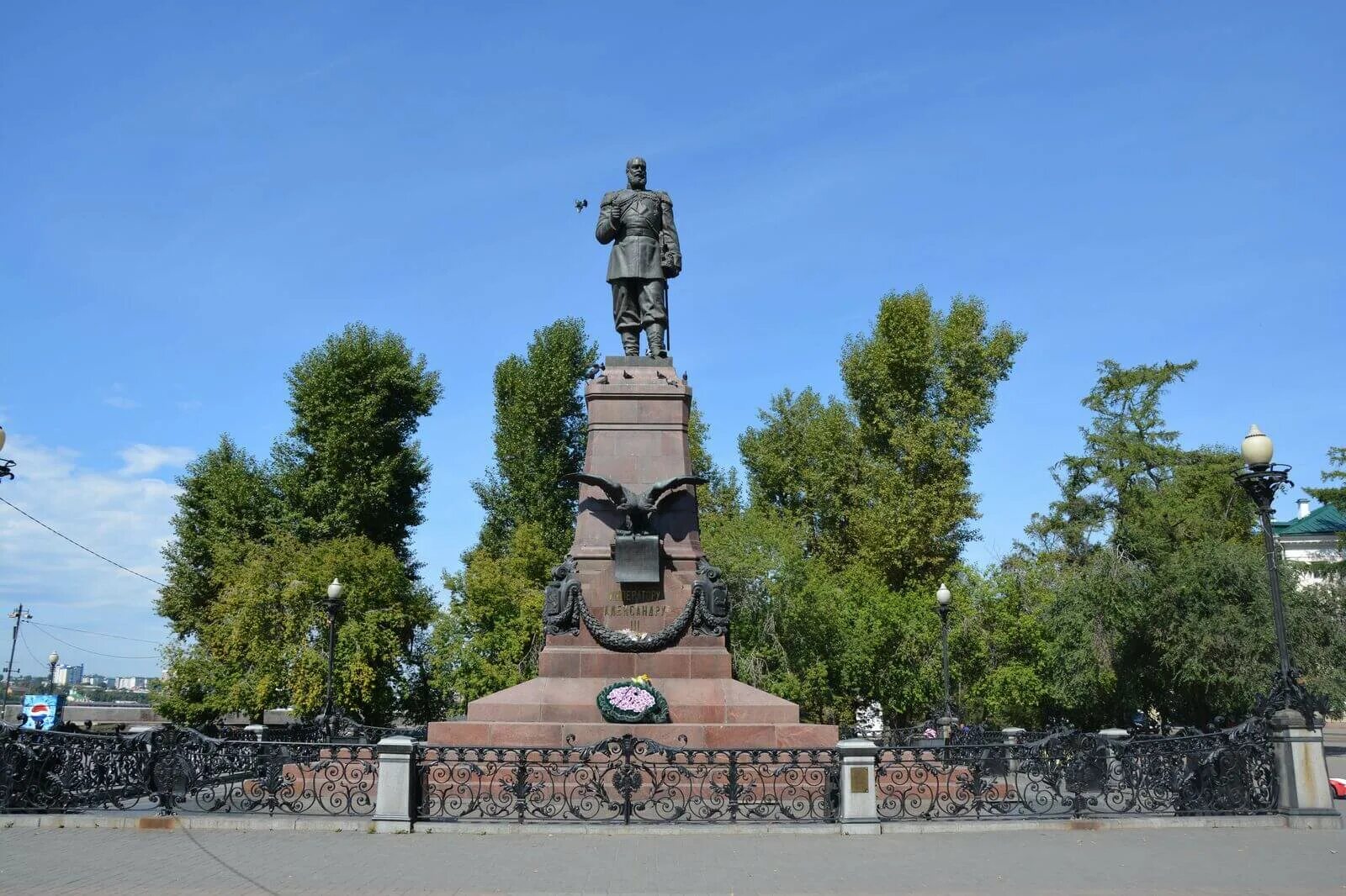 Памятник александру в иркутске. Памятник Александру III (Иркутск). Памятник императору Александру III Иркутск. Памятник аоексаедру3 в Иркутске.