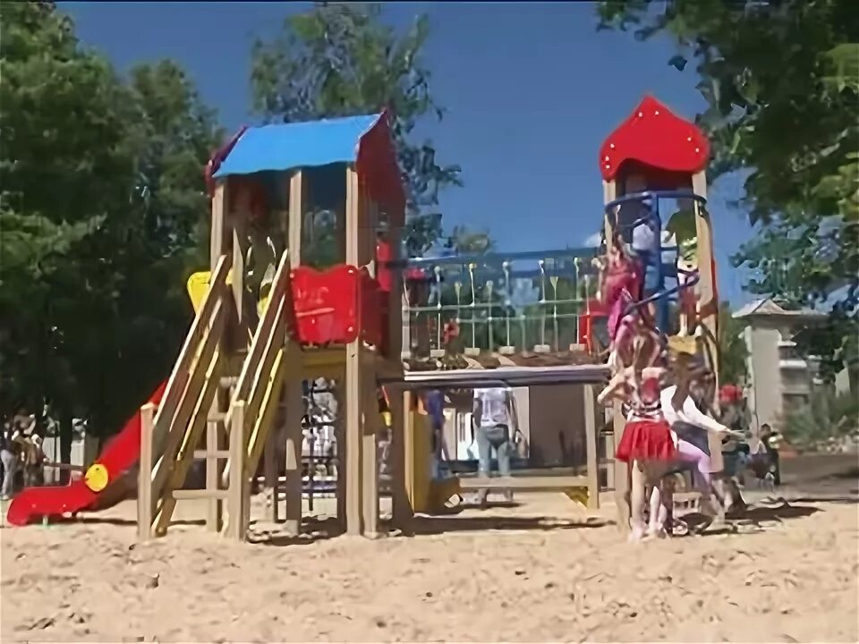 Ребенок на горке на площадке. Горки ленинские детская площадка. Детская площадка с детьми. Детские площадки в белгороде. Дети на детской площадке.