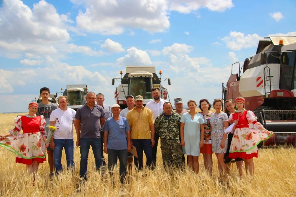 Сельхоз работники. Работники сельского хозяйства. Камбаньёр. Молодежь в сельском хозяйстве. Работники сельского хозяйства.