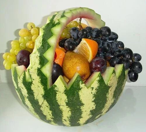 Корзина из арбуза с фруктами фото