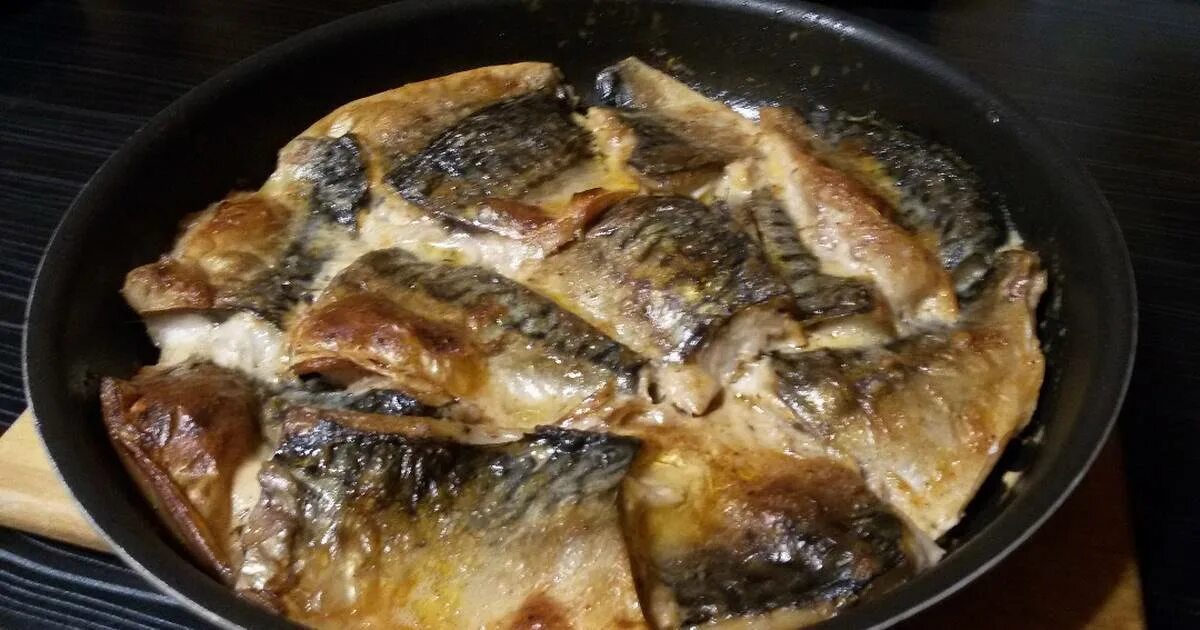 Как вкусно приготовить скумбрию свежемороженую на сковороде. Филе скумбрии в духовке. скумбрия запеченная в духовке. скумбрия на сковороде. жареная рыба в духовке.