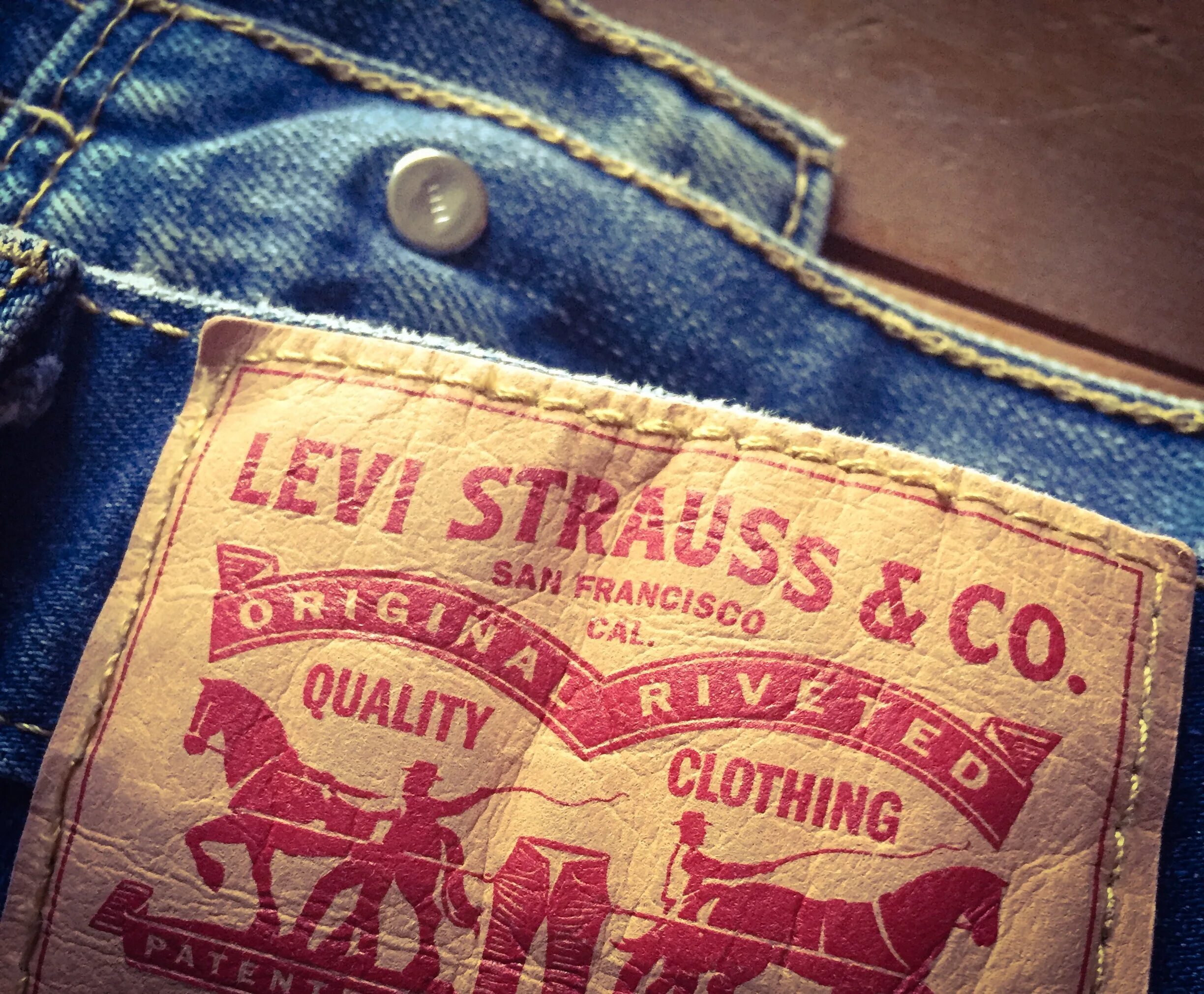 Лев ис. Levis 11. Реклама левайс джинсы 501. 501 Левайс логотип. Levis 1873.