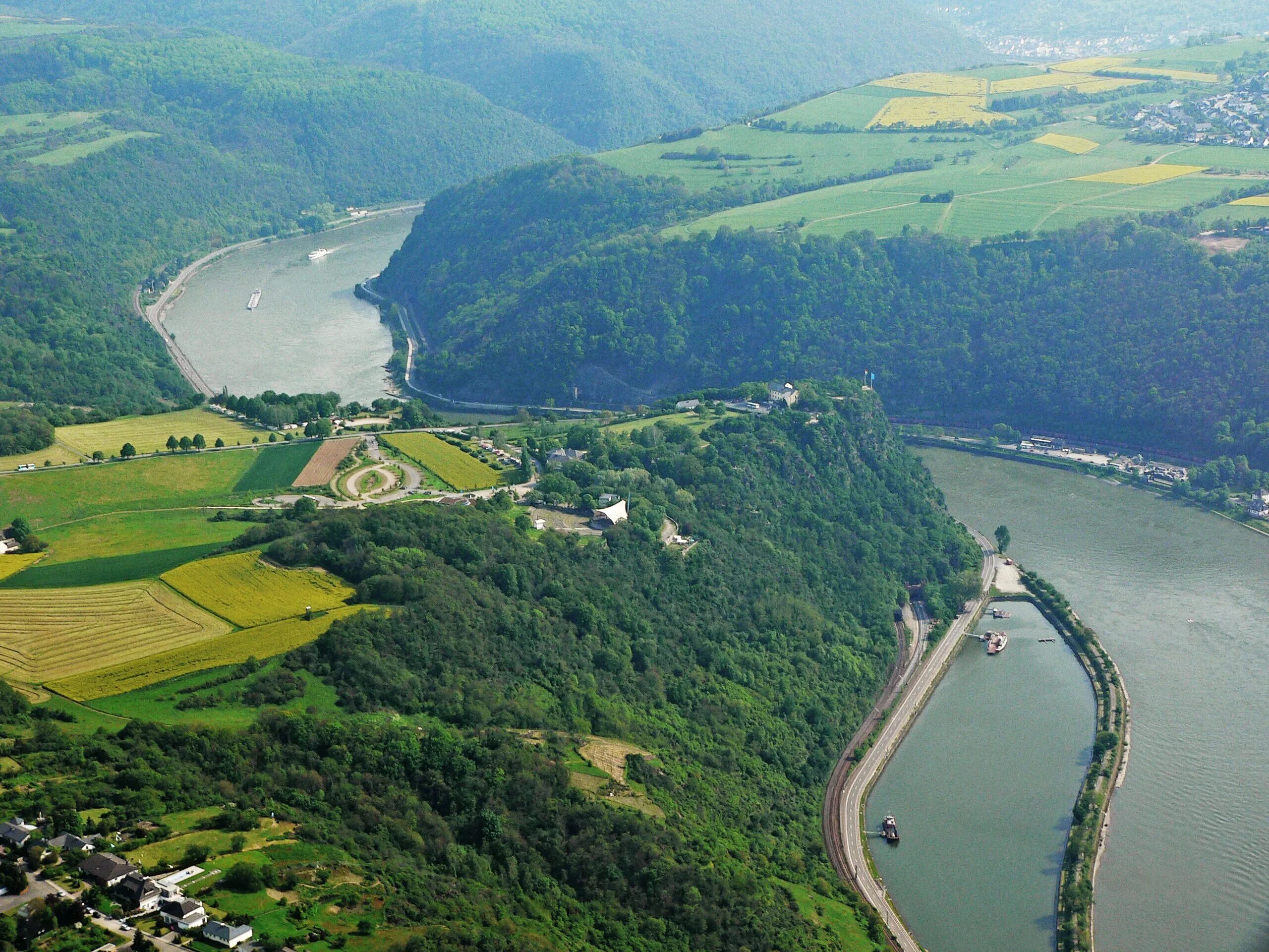 Как называется река германии. Рейнские сланцевые горы. Рейнские сланцевые Германия. Долина Рейна в Германии. Скала Лорелей в Германии.