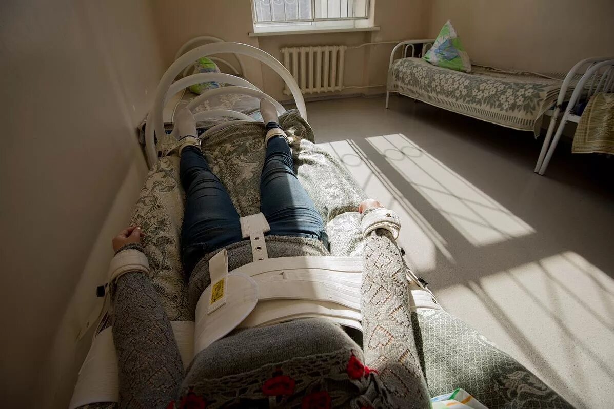 Какого лежать в психбольнице. Квест психбольница новокузнецк. Квест психбольница междуреченск. Психбольница кащенко. Пациенты в палате психбольницы.