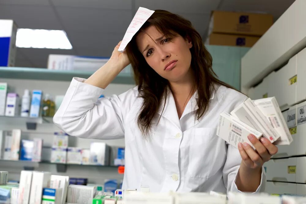 В аптеке в какой нибудь. Фармацевт и лекарства. В аптеке в какой нибудь. Аптекарь профессия. Фармацевт.