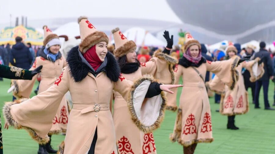 Наурыз. Наурыз в Астане. Шашу казахская традиция. Наурыз корона.