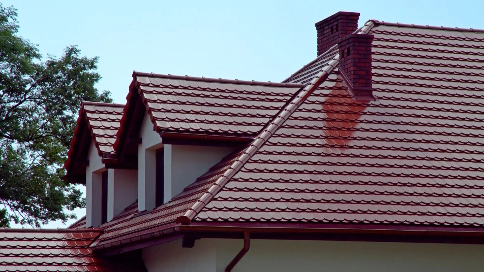 Кровля - металлочерепица interprofil. Металлочерепица монтеррей 7024 серый графит. Металлочерепица каскад rr32. Кровля из металлочерепицы. Черепица цементно песчаная фронтон.