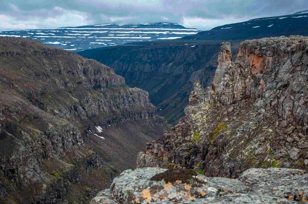 Плато в средней сибири. Траппы плато Путорана. Плато Путорана ущелье. Базальтовые каньоны плато Путорана. Плато Путорана скала камень.