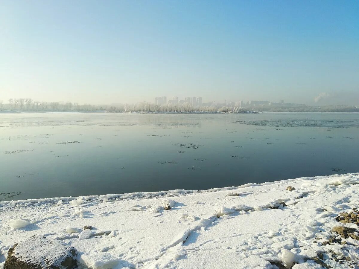 Река Обь на зиме в Новосибирске. Обь зимой Барнаул. Обь зимой Новосибирск. Пляж Обь Барнаул. Зимние оби