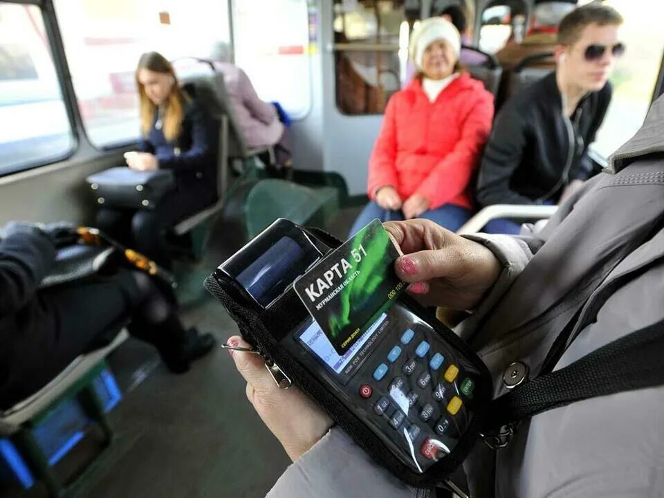 Терминал оплаты в автобусе. Валидатор кондуктора. лиаз с валидаторами. валидатор в автобусе. аппарат для оплаты в автобусе.